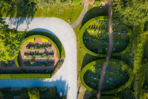 Luchtfoto van de gedenktuin met gebogen wandelpaden en groene perken.